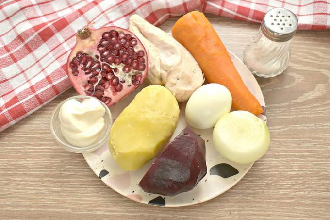 Листковий салат з куркою, буряком та гранатом