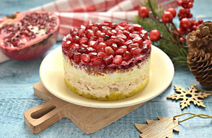 Листковий салат з куркою, буряком та гранатом