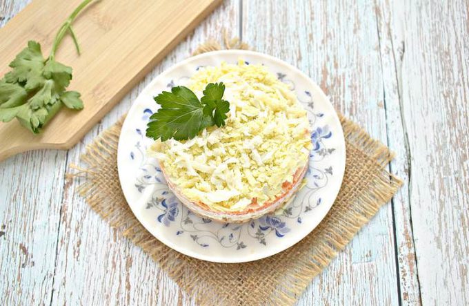 Листковий салат з рисом та рибними консервами