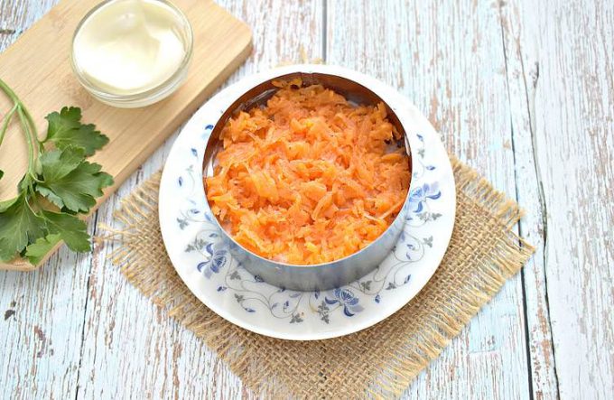 Листковий салат з рисом та рибними консервами