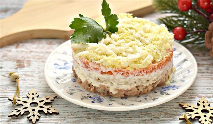 Листковий салат з рисом та рибними консервами