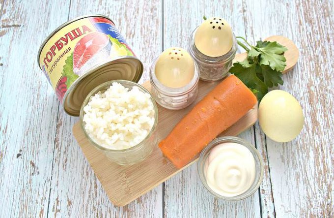 Листковий салат з рисом та рибними консервами