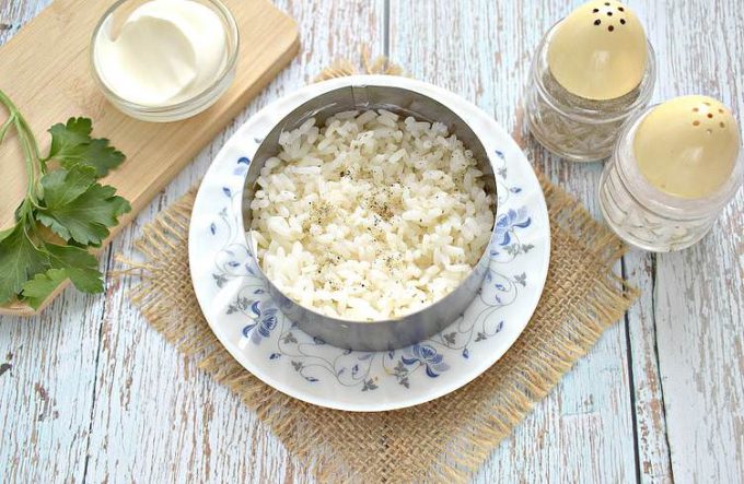 Листковий салат з рисом та рибними консервами