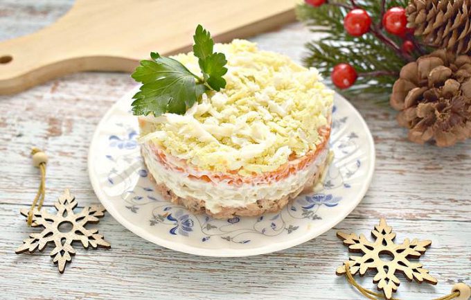 Листковий салат з рисом та рибними консервами