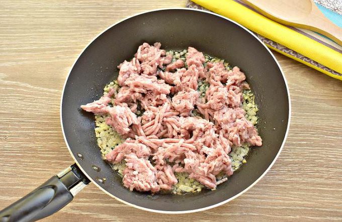 Макарони по-флотськи з фаршем на сковороді