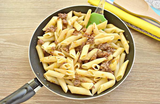 Макарони по-флотськи з фаршем на сковороді