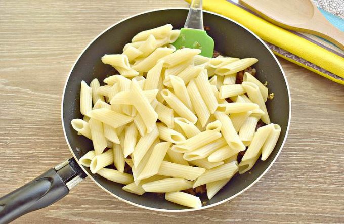 Макарони по-флотськи з фаршем на сковороді