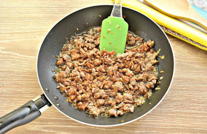Макарони по-флотськи з фаршем на сковороді