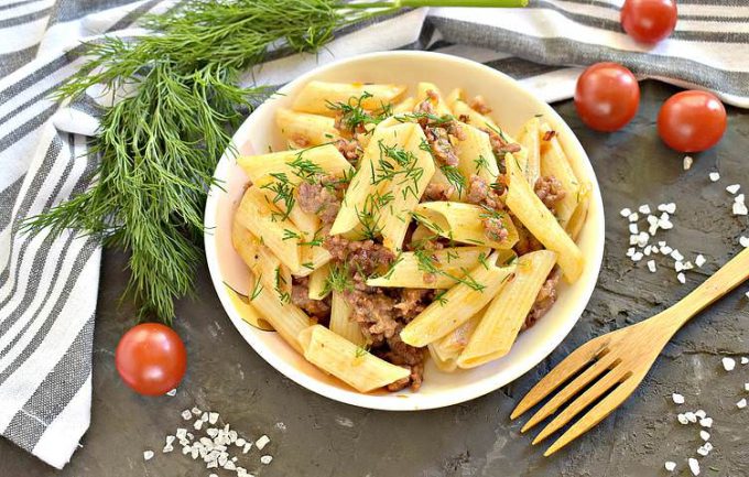 Макарони по-флотськи з фаршем на сковороді