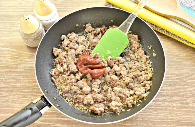 Макарони по-флотськи з фаршем на сковороді