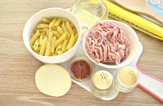 Макарони по-флотськи з фаршем на сковороді