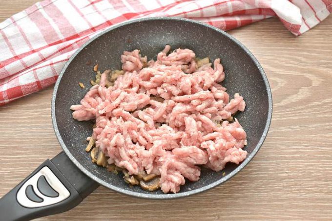 Макарони по-флотськи з грибами та фаршем