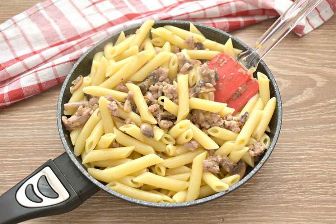 Макарони по-флотськи з грибами та фаршем