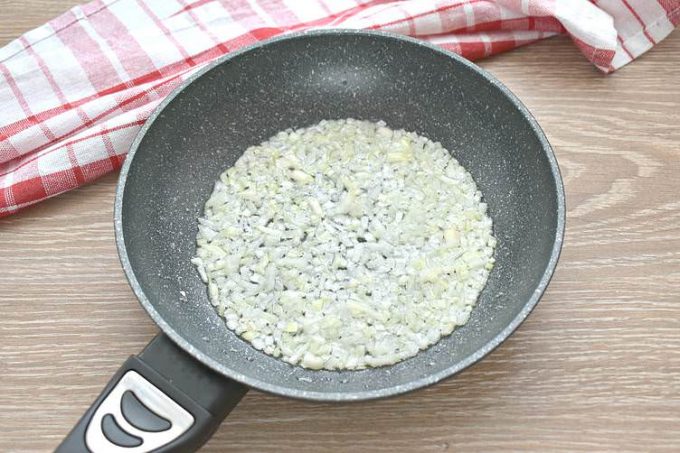 Макарони по-флотськи з грибами та фаршем
