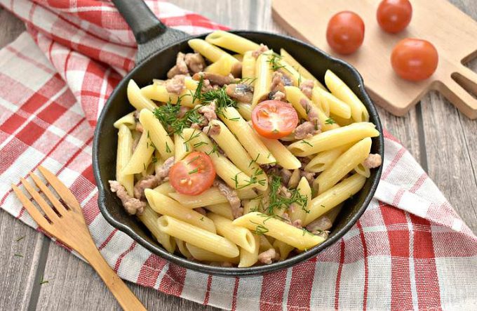 Макарони по-флотськи з грибами та фаршем