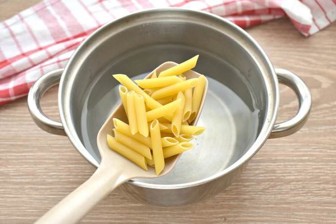 Макарони по-флотськи з грибами та фаршем