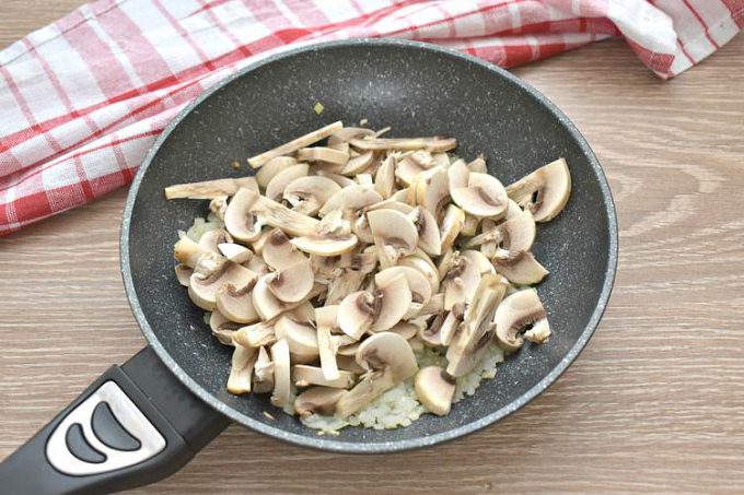 Макарони по-флотськи з грибами та фаршем