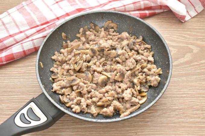 Макарони по-флотськи з грибами та фаршем