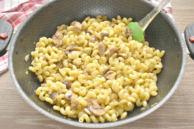 Макарони зі свининою та грибами на сковороді