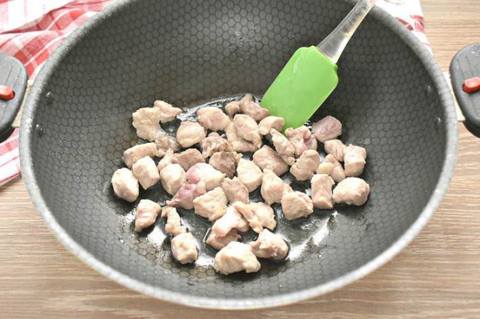 Макарони зі свининою та грибами на сковороді