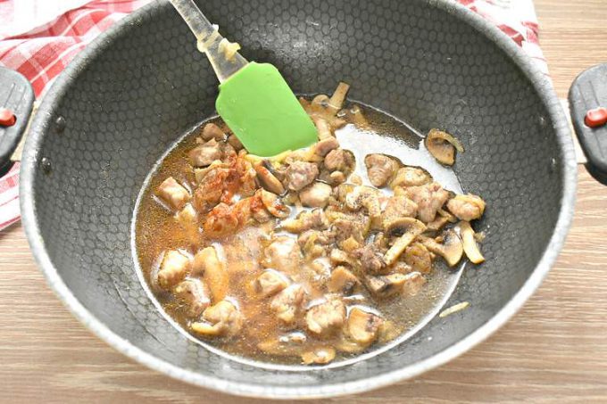 Макарони зі свининою та грибами на сковороді