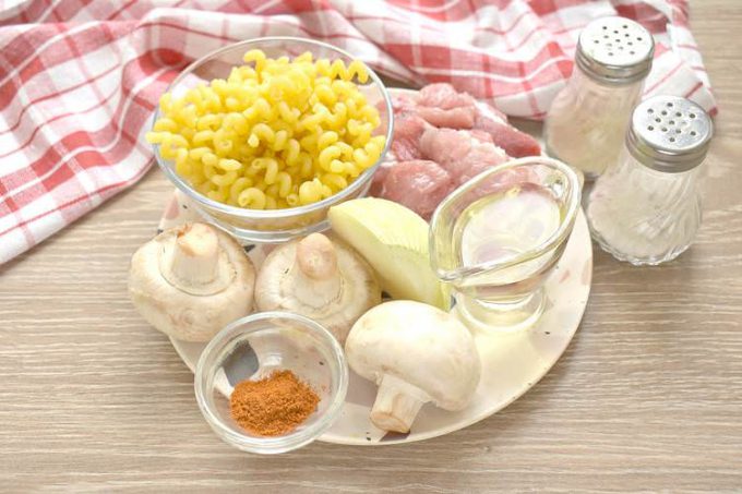 Макарони зі свининою та грибами на сковороді