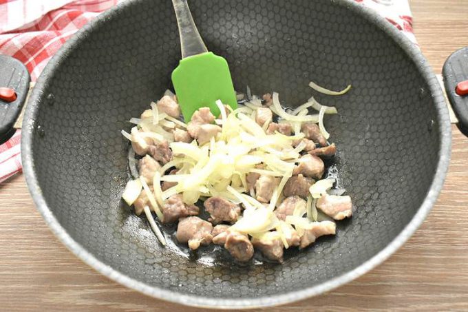 Макарони зі свининою та грибами на сковороді