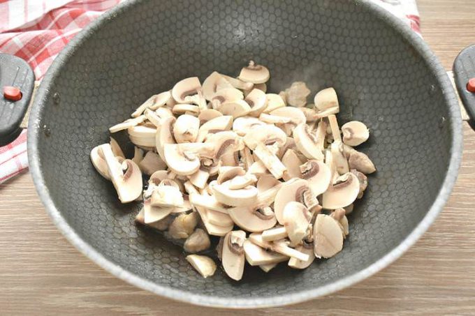 Макарони зі свининою та грибами на сковороді
