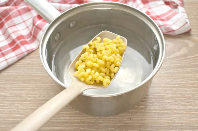 Макарони зі свининою та грибами на сковороді