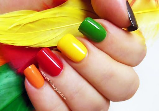 Манікюр з різними квітами на руках: сучасні ідеї дизайну у 2023 році.