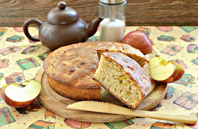 Манник на кефірі з яблуками в духовці