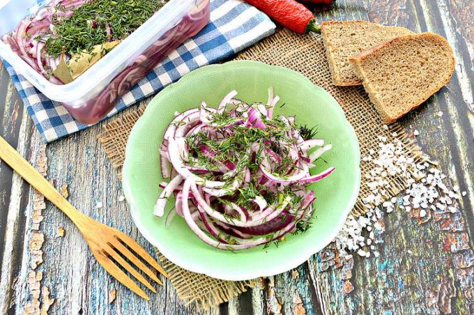 Маринована червона цибуля для салатів, оселедець, шашликів