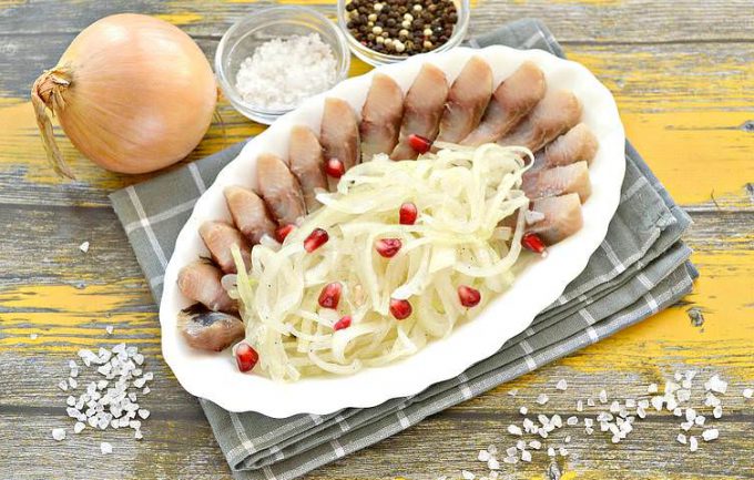 Маринована цибуля для солоного оселедця