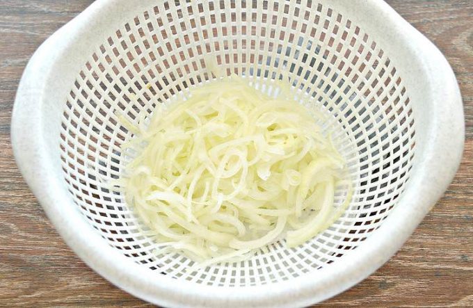 Маринована цибуля для солоного оселедця