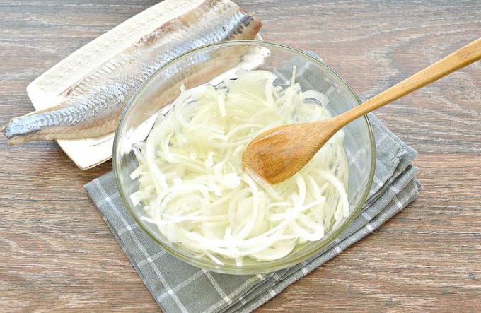 Маринована цибуля для солоного оселедця