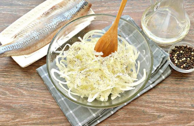 Маринована цибуля для солоного оселедця