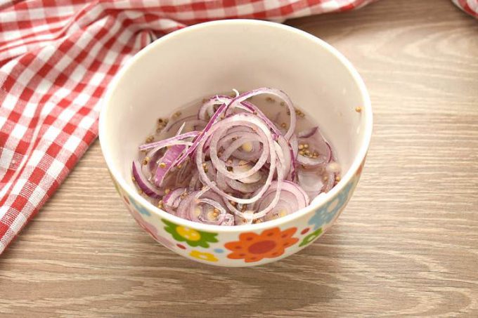 Маринована цибуля з медом та коріандром