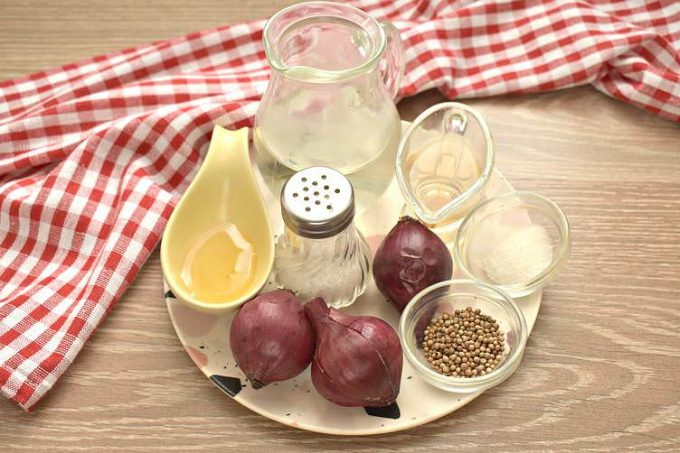 Маринована цибуля з медом та коріандром