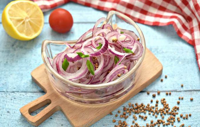 Маринована цибуля з медом та коріандром