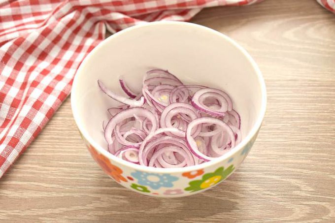 Маринована цибуля з медом та коріандром