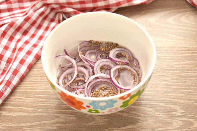 Маринована цибуля з медом та коріандром