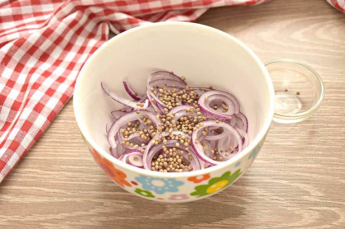 Маринована цибуля з медом та коріандром