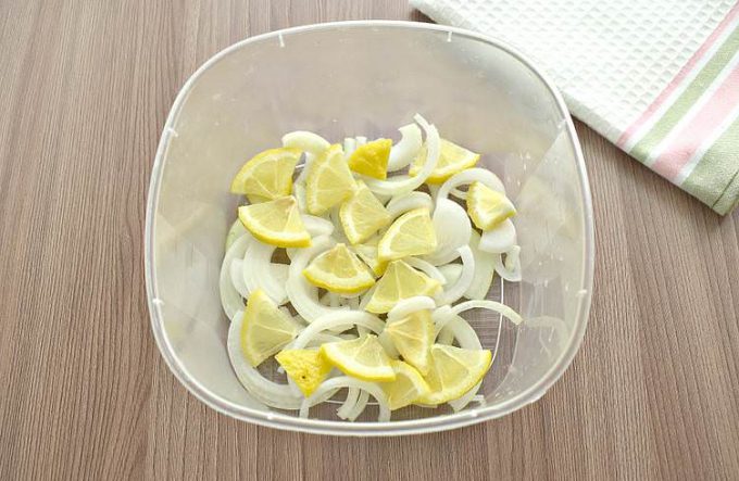 Маринована скумбрія з лимоном та цибулею