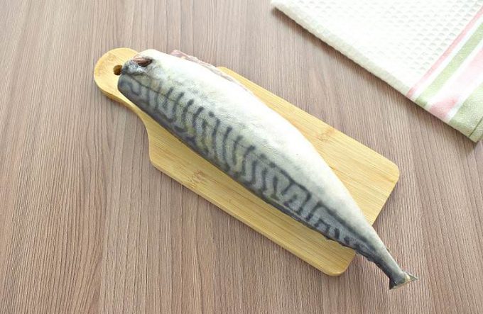 Маринована скумбрія з лимоном та цибулею