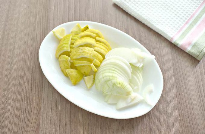 Маринована скумбрія з лимоном та цибулею