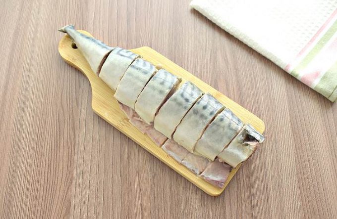 Маринована скумбрія з лимоном та цибулею
