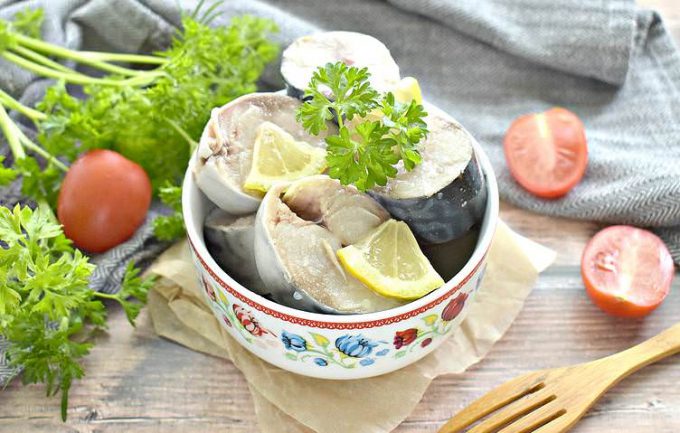 Маринована скумбрія з лимоном та цибулею