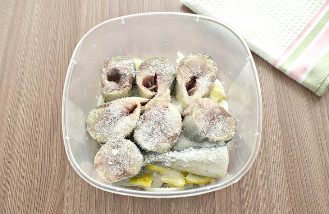 Маринована скумбрія з лимоном та цибулею
