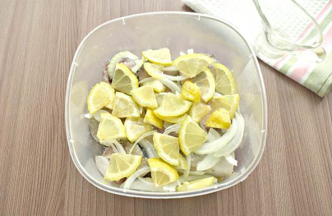 Маринована скумбрія з лимоном та цибулею