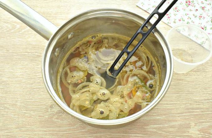 Маринована скумбрія з морквою та цибулею